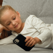 criança usando tablet demonstrando uso excessivo de telas na infância