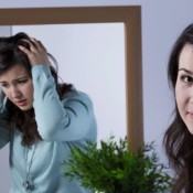 Uma jovem na frente do espelho refletindo emoções diferentes do transtorno bipolar.
