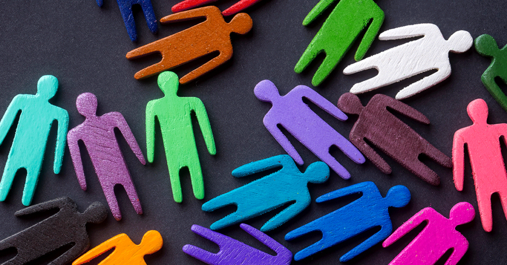 Bonecos coloridos em formato de corpo humano representando as pessoas com autismo.