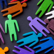 Bonecos coloridos em formato de corpo humano representando as pessoas com autismo.
