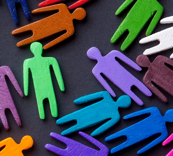 Bonecos coloridos em formato de corpo humano representando as pessoas com autismo.