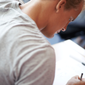 Jovem ansioso fazendo prova de vestibular