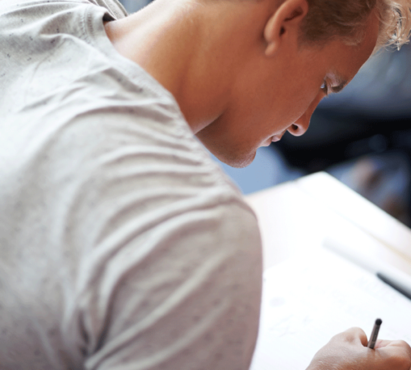 Jovem ansioso fazendo prova de vestibular