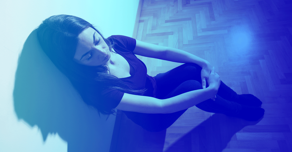 Jovem mulher com transtorno bipolar, na fase depressiva.