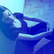 Jovem mulher com transtorno bipolar, na fase depressiva.