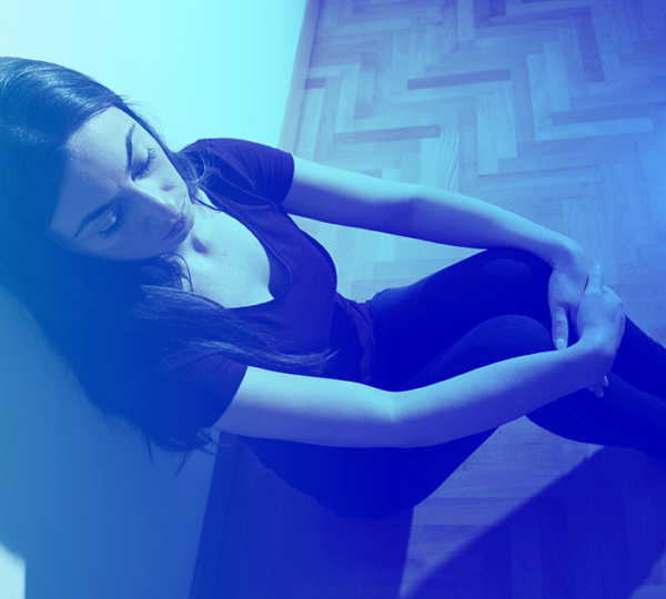 Jovem mulher com transtorno bipolar, na fase depressiva.